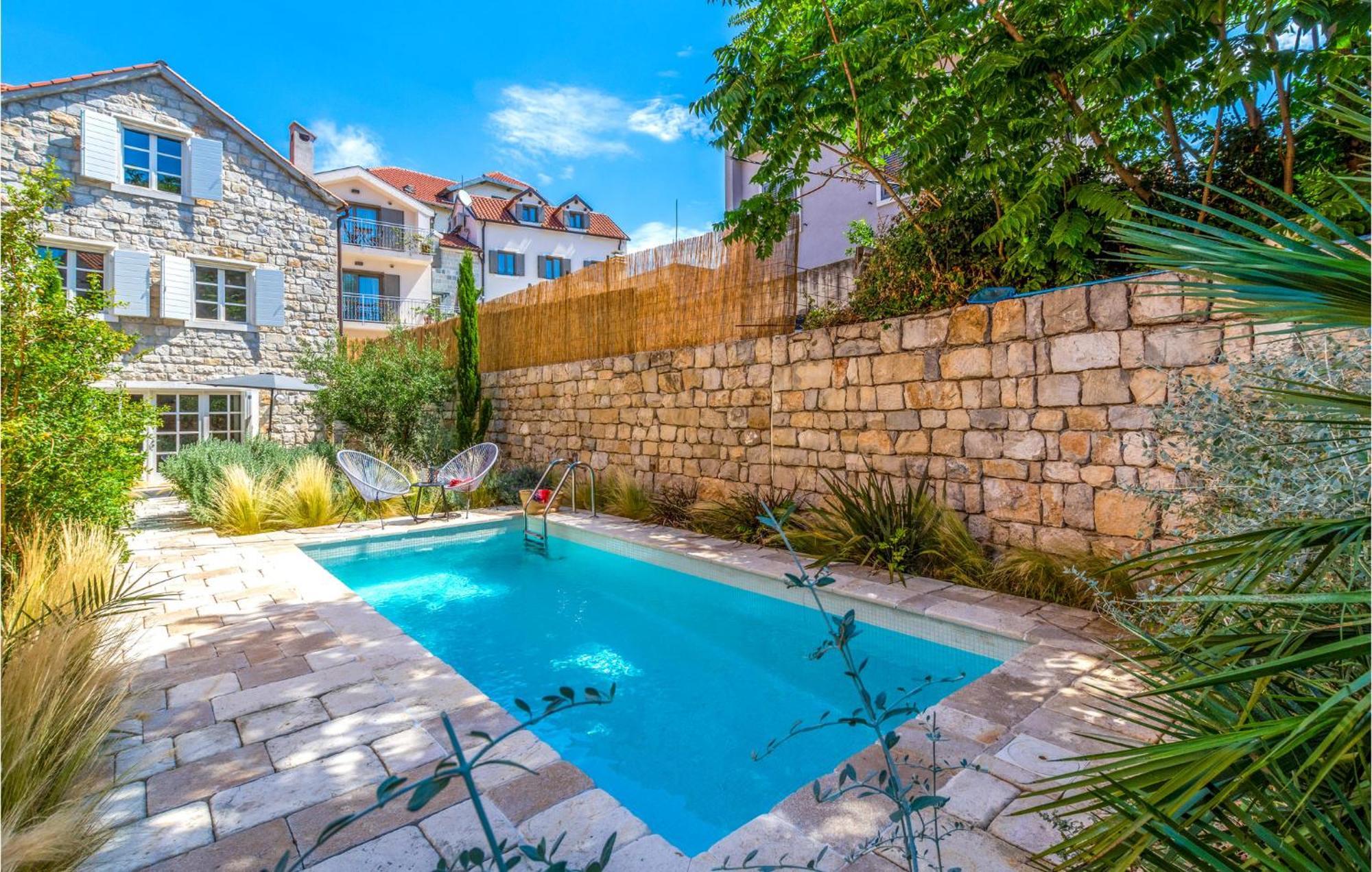 Vikendica Stunning Home In Split With Outdoor Swimming Pool *